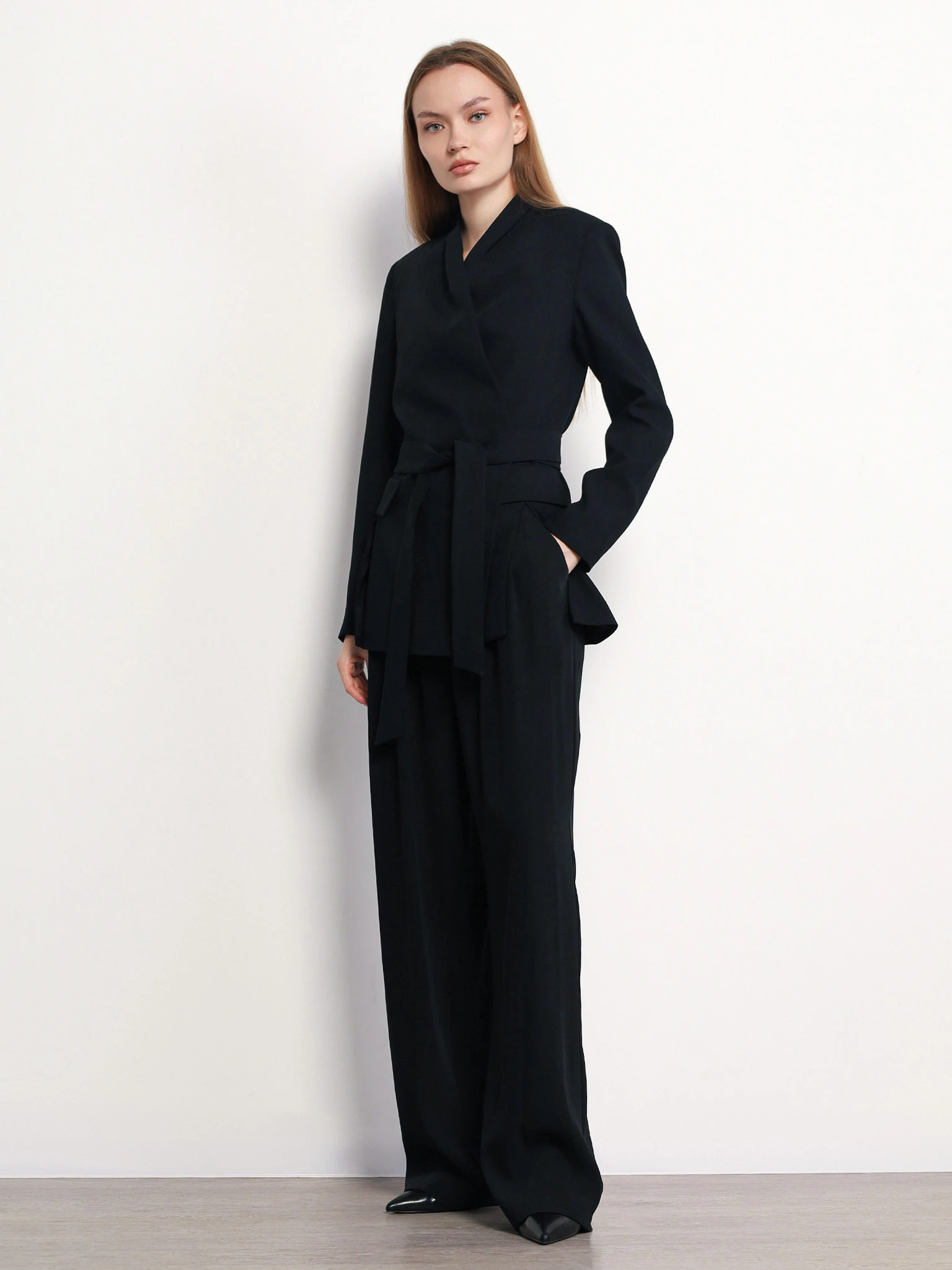 Жакет черного цвета прямого кроя с имитацией карманов